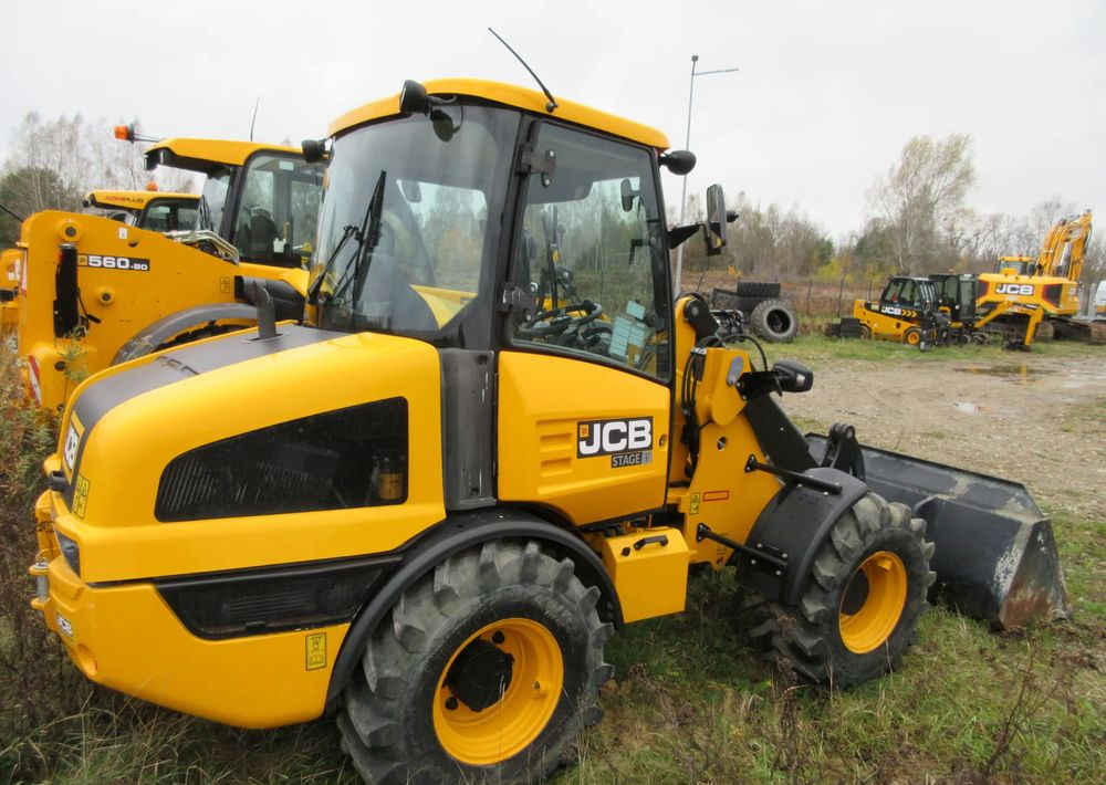 JCB 406 - Gumikerekes homlokrakodó: 3 kép. JCB 406 - Gumikerekes homlokrakodó: 3 kép.