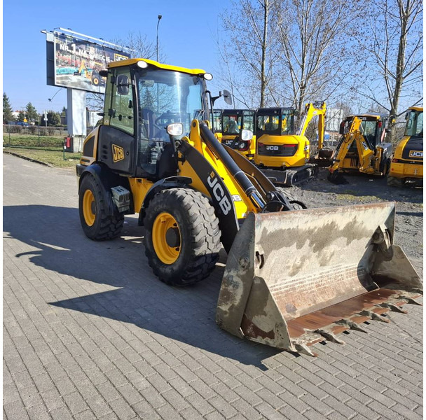 JCB 409 - Gumikerekes homlokrakodó: 3 kép. JCB 409 - Gumikerekes homlokrakodó: 3 kép.