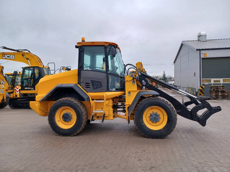 JCB 411 - Gumikerekes homlokrakodó: 3 kép. JCB 411 - Gumikerekes homlokrakodó: 3 kép.