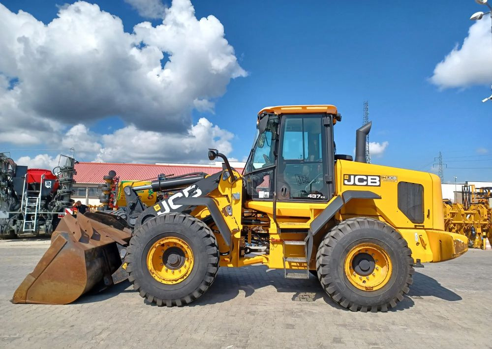 JCB 437ZX - Gumikerekes homlokrakodó: 3 kép. JCB 437ZX - Gumikerekes homlokrakodó: 3 kép.