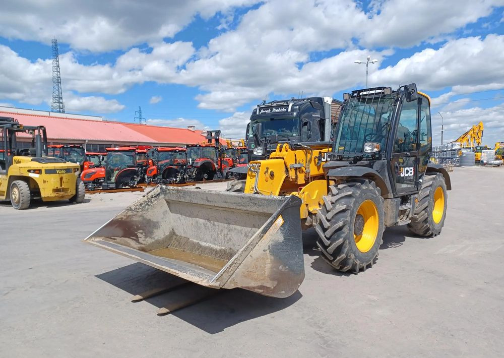 JCB 535-95 - Teleszkópos rakodó: 2 kép. JCB 535-95 - Teleszkópos rakodó: 2 kép.