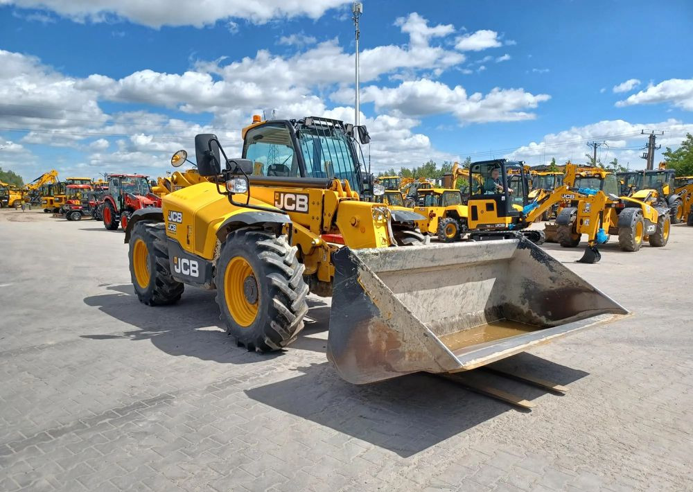 JCB 535-95 - Teleszkópos rakodó: 3 kép. JCB 535-95 - Teleszkópos rakodó: 3 kép.