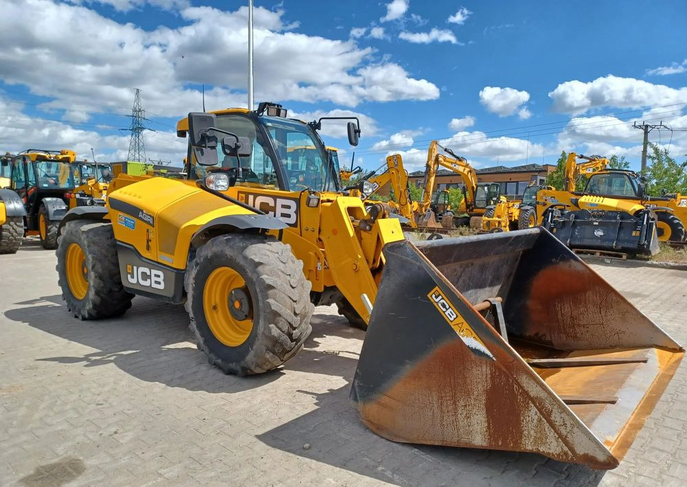 JCB 542-70 Agri - Teleszkópos rakodó: 3 kép. JCB 542-70 Agri - Teleszkópos rakodó: 3 kép.