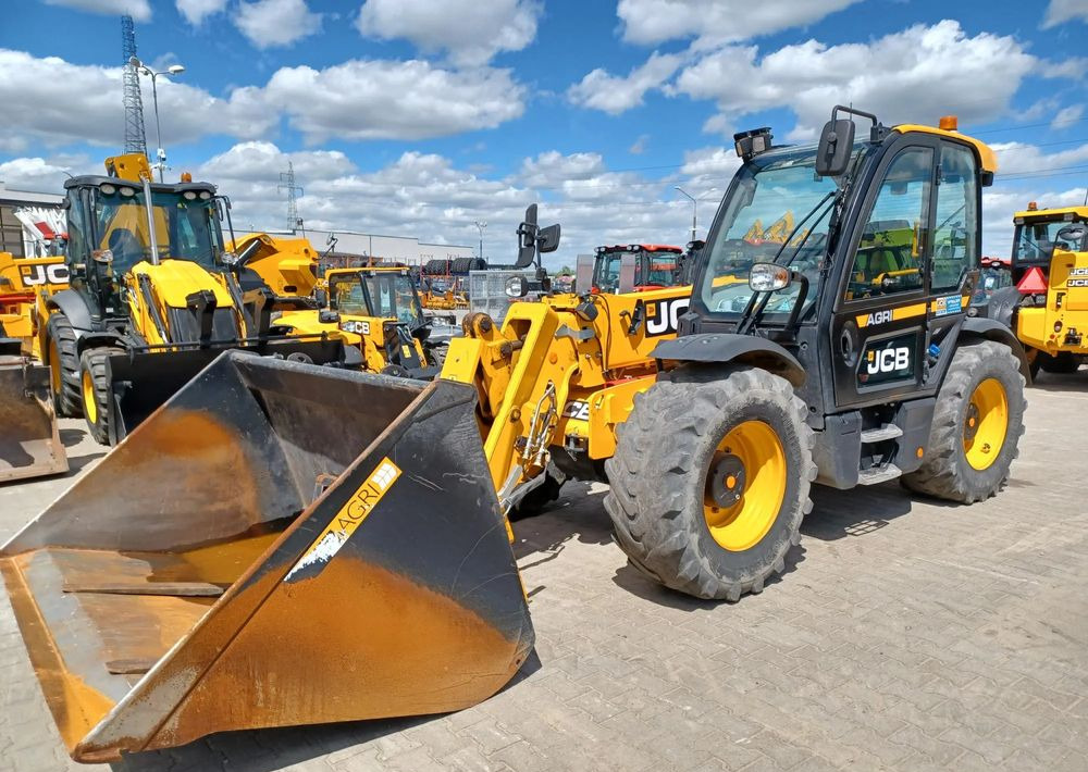 JCB 542-70 Agri - Teleszkópos rakodó: 2 kép. JCB 542-70 Agri - Teleszkópos rakodó: 2 kép.