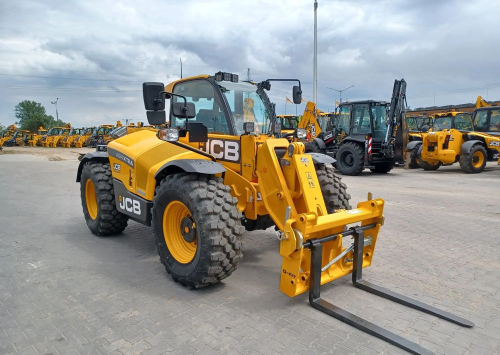 JCB 542-70 Agri Xtra - Teleszkópos rakodó: 2 kép. JCB 542-70 Agri Xtra - Teleszkópos rakodó: 2 kép.