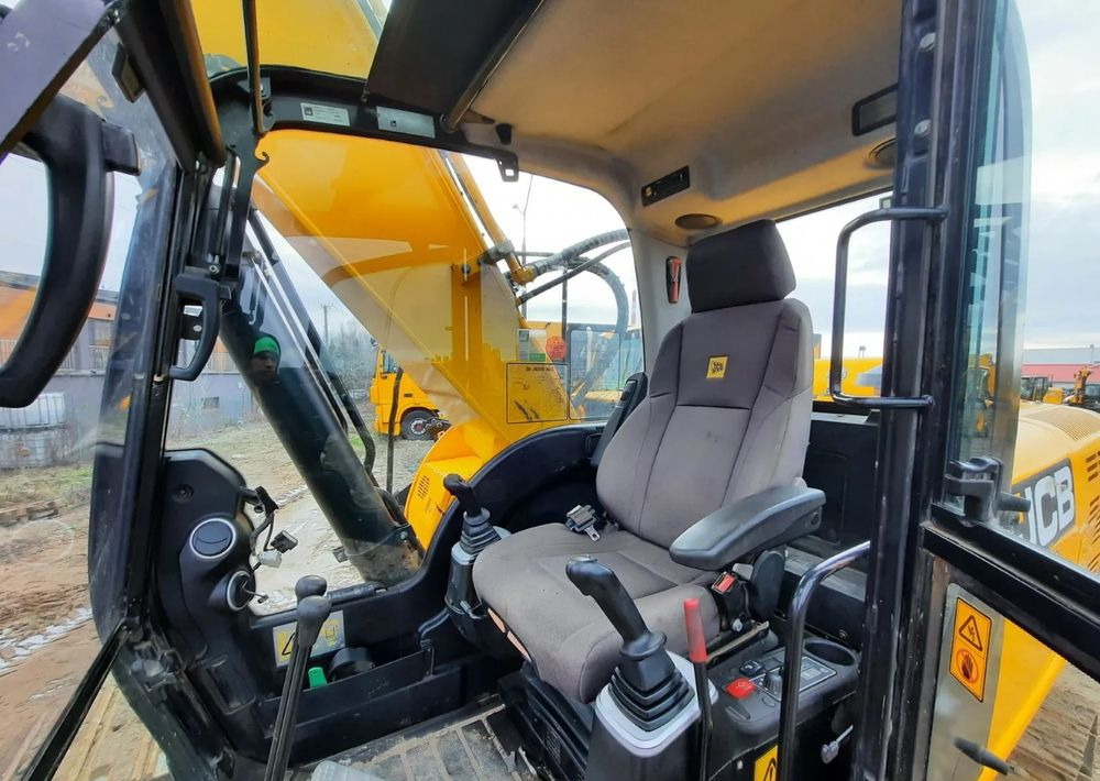 JCB JS 220 - Lánctalpas kotró: 3 kép. JCB JS 220 - Lánctalpas kotró: 3 kép.