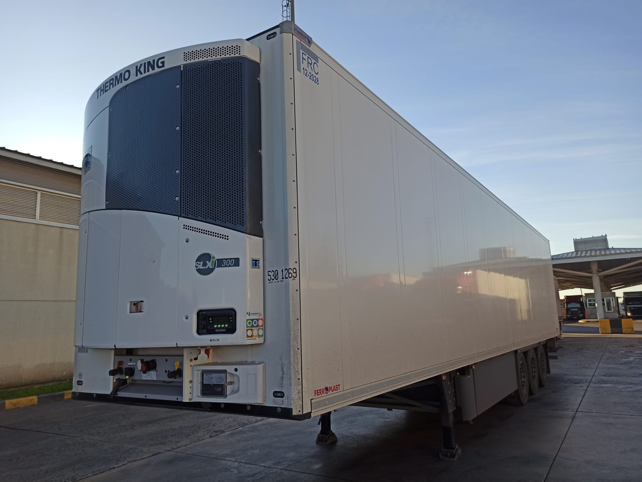 SCHMITZ CARGOBULL ThermoKing SKO 24/L - 13.4 FP COOL V7 FP 60 SMART - Félpótkocsi hűtős: 1 kép. SCHMITZ CARGOBULL ThermoKing SKO 24/L - 13.4 FP COOL V7 FP 60 SMART - Félpótkocsi hűtős: 1 kép.