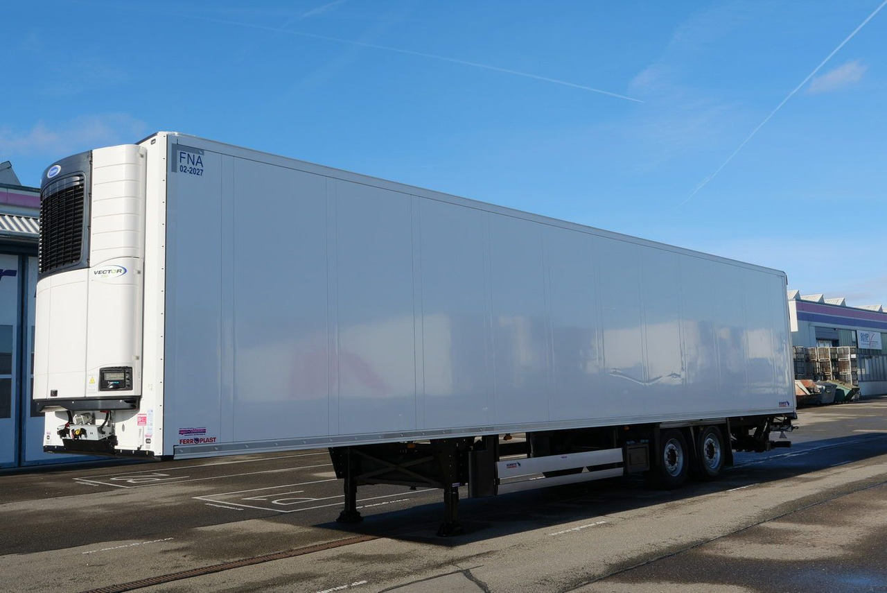 Schmitz Cargobull SKO 18 /LBW BÄR 2500 kg / CARRIER 1550 / ROLLTOR - Félpótkocsi hűtős: 3 kép. Schmitz Cargobull SKO 18 /LBW BÄR 2500 kg / CARRIER 1550 / ROLLTOR - Félpótkocsi hűtős: 3 kép.