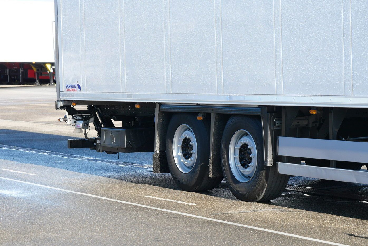 Schmitz Cargobull SKO 18 /LBW BÄR 2500 kg / CARRIER 1550 / ROLLTOR - Félpótkocsi dobozos: 5 kép. Schmitz Cargobull SKO 18 /LBW BÄR 2500 kg / CARRIER 1550 / ROLLTOR - Félpótkocsi dobozos: 5 kép.