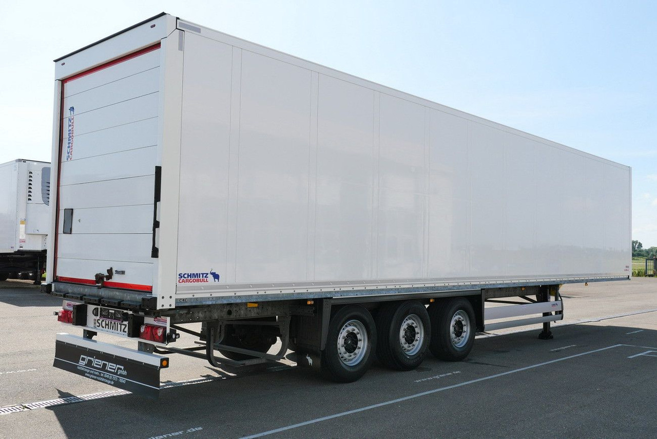 Schmitz Cargobull SKO 24 / ROLLTOR / LIFTACHSE /2 x ZURRLEISTE - Félpótkocsi dobozos: 2 kép. Schmitz Cargobull SKO 24 / ROLLTOR / LIFTACHSE /2 x ZURRLEISTE - Félpótkocsi dobozos: 2 kép.