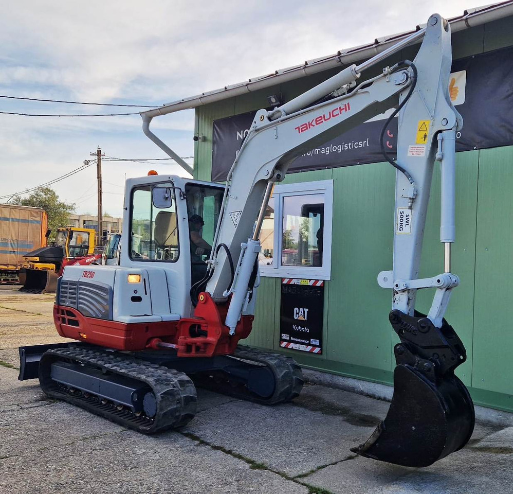 TAKEUCHI TB250 - Minikotró: 2 kép. TAKEUCHI TB250 - Minikotró: 2 kép.