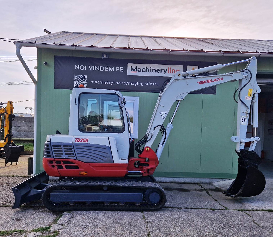 TAKEUCHI TB250 - Minikotró: 4 kép. TAKEUCHI TB250 - Minikotró: 4 kép.