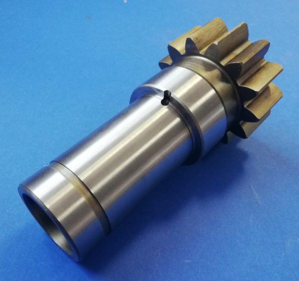 010440A Wałek silnika obrotu Yanmar YB151U - Fordító motor - Építőipari gépek: 2 kép. 010440A Wałek silnika obrotu Yanmar YB151U - Fordító motor - Építőipari gépek: 2 kép.