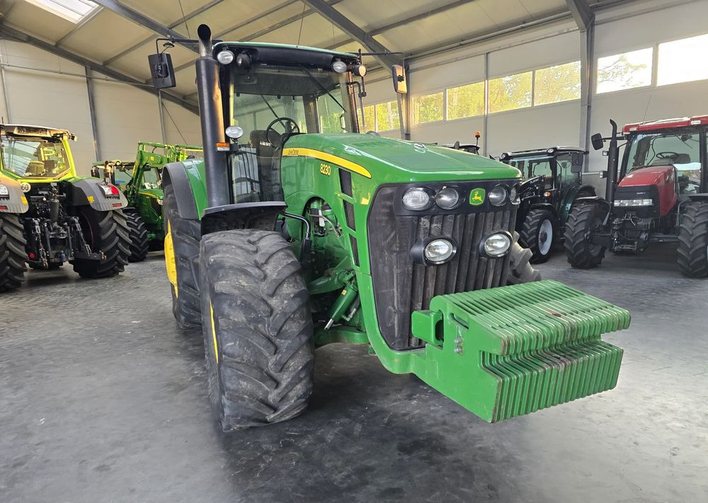 John Deere 8230 - Traktor: 2 kép. John Deere 8230 - Traktor: 2 kép.