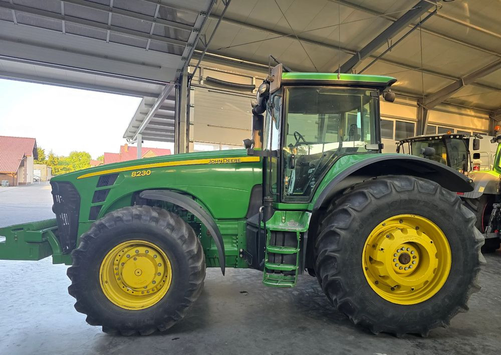 John Deere 8230 - Traktor: 3 kép. John Deere 8230 - Traktor: 3 kép.