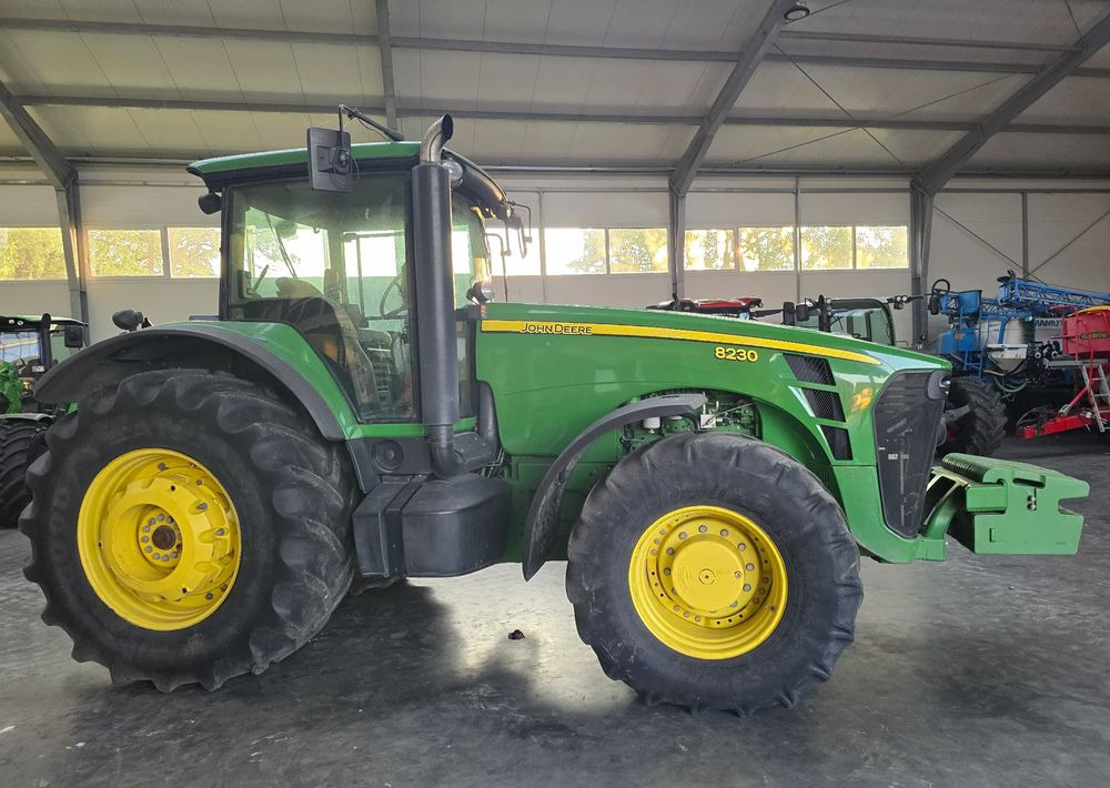 John Deere 8230 - Traktor: 5 kép. John Deere 8230 - Traktor: 5 kép.