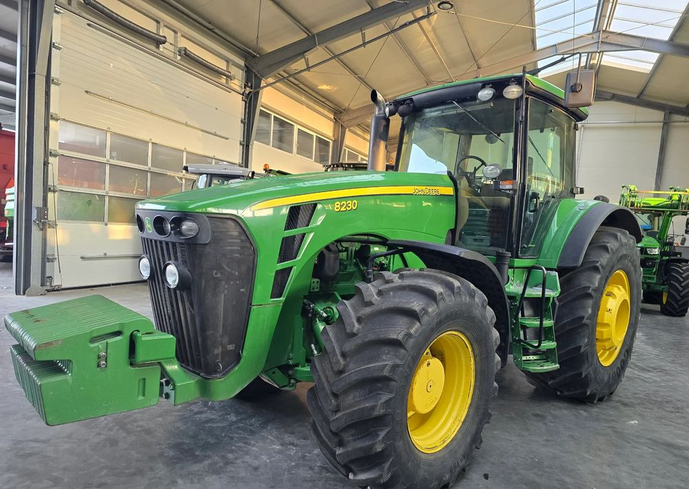 John Deere 8230 - Traktor: 1 kép. John Deere 8230 - Traktor: 1 kép.
