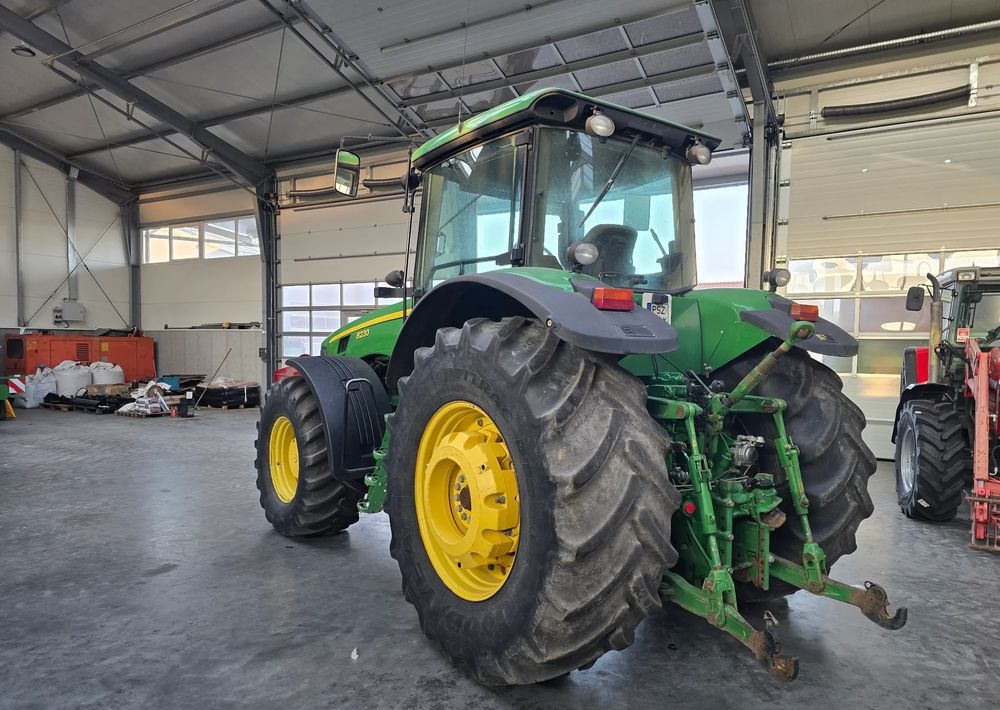 John Deere 8230 - Traktor: 4 kép. John Deere 8230 - Traktor: 4 kép.