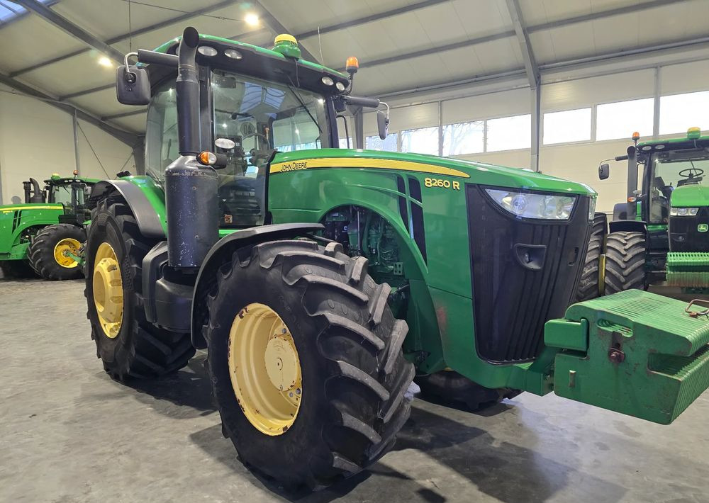 John Deere 8260R - Traktor: 2 kép. John Deere 8260R - Traktor: 2 kép.