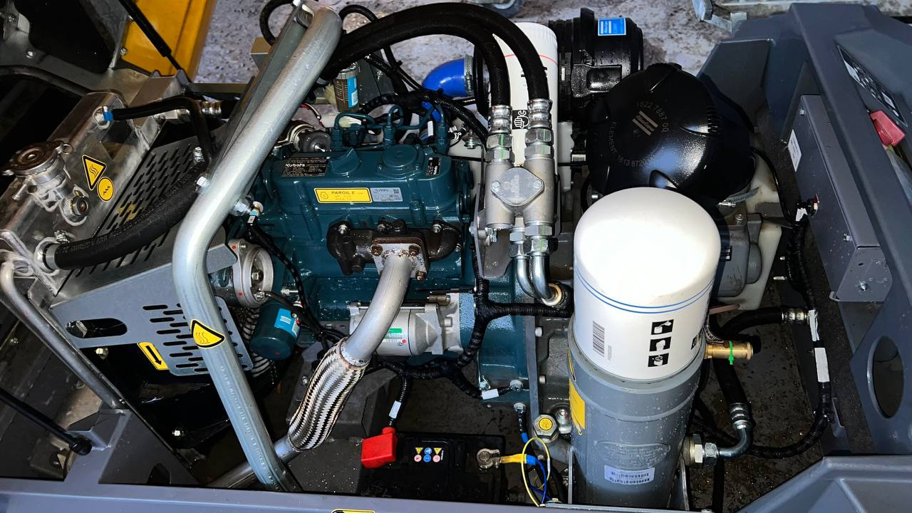 ATLAS Copco XAS48 - Légkompresszor: 2 kép. ATLAS Copco XAS48 - Légkompresszor: 2 kép.