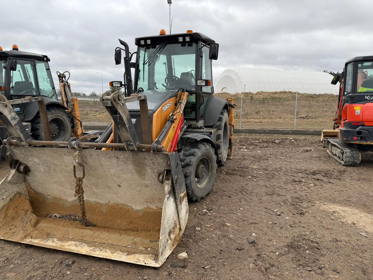 CASE 580 ST - Kotrórakodó: 2 kép. CASE 580 ST - Kotrórakodó: 2 kép.