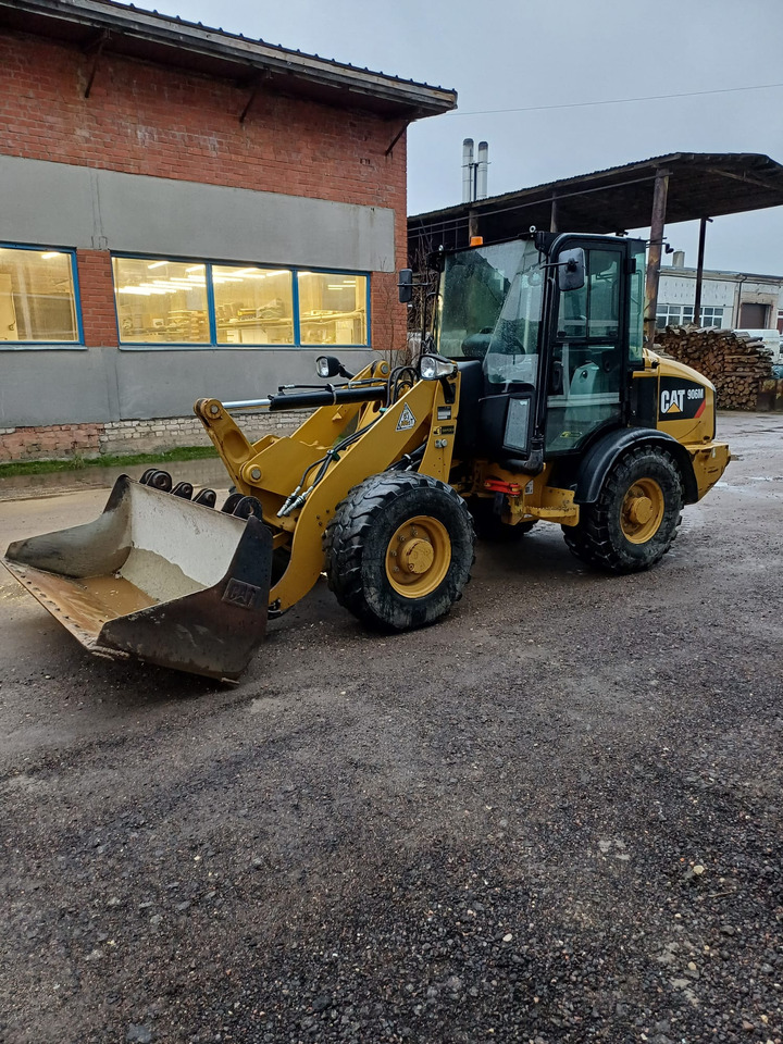 CATERPILLAR 906M - Kotrórakodó: 2 kép. CATERPILLAR 906M - Kotrórakodó: 2 kép.