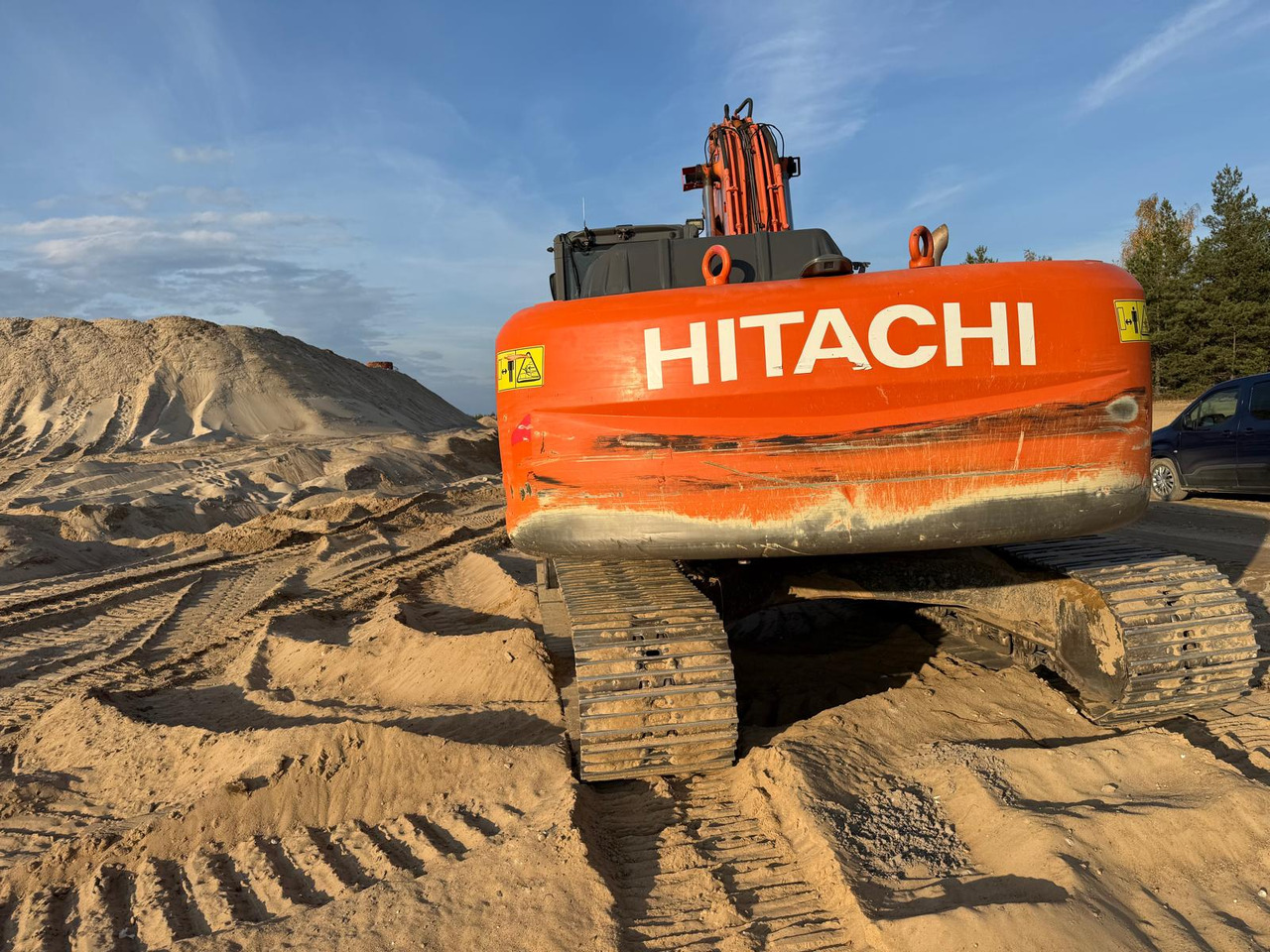 HITACHI ZX250LC-3 - Lánctalpas kotró: 3 kép. HITACHI ZX250LC-3 - Lánctalpas kotró: 3 kép.
