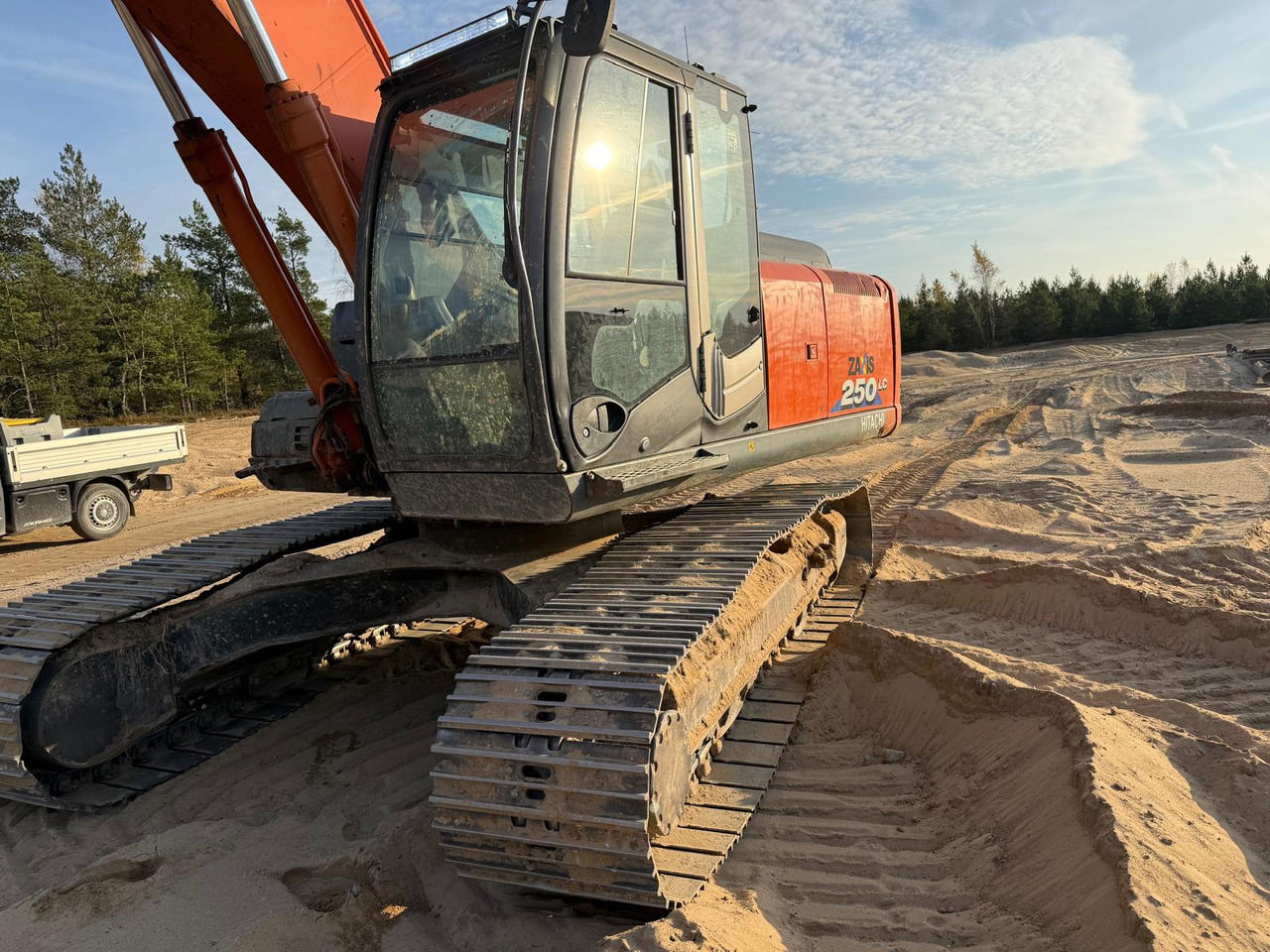 HITACHI ZX250LC-3 - Lánctalpas kotró: 1 kép. HITACHI ZX250LC-3 - Lánctalpas kotró: 1 kép.