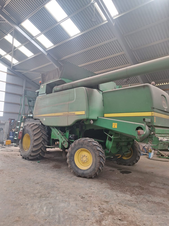 JOHN DEERE T670 - Kombájn: 1 kép. JOHN DEERE T670 - Kombájn: 1 kép.