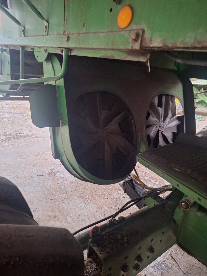 JOHN DEERE T670 - Kombájn: 5 kép. JOHN DEERE T670 - Kombájn: 5 kép.