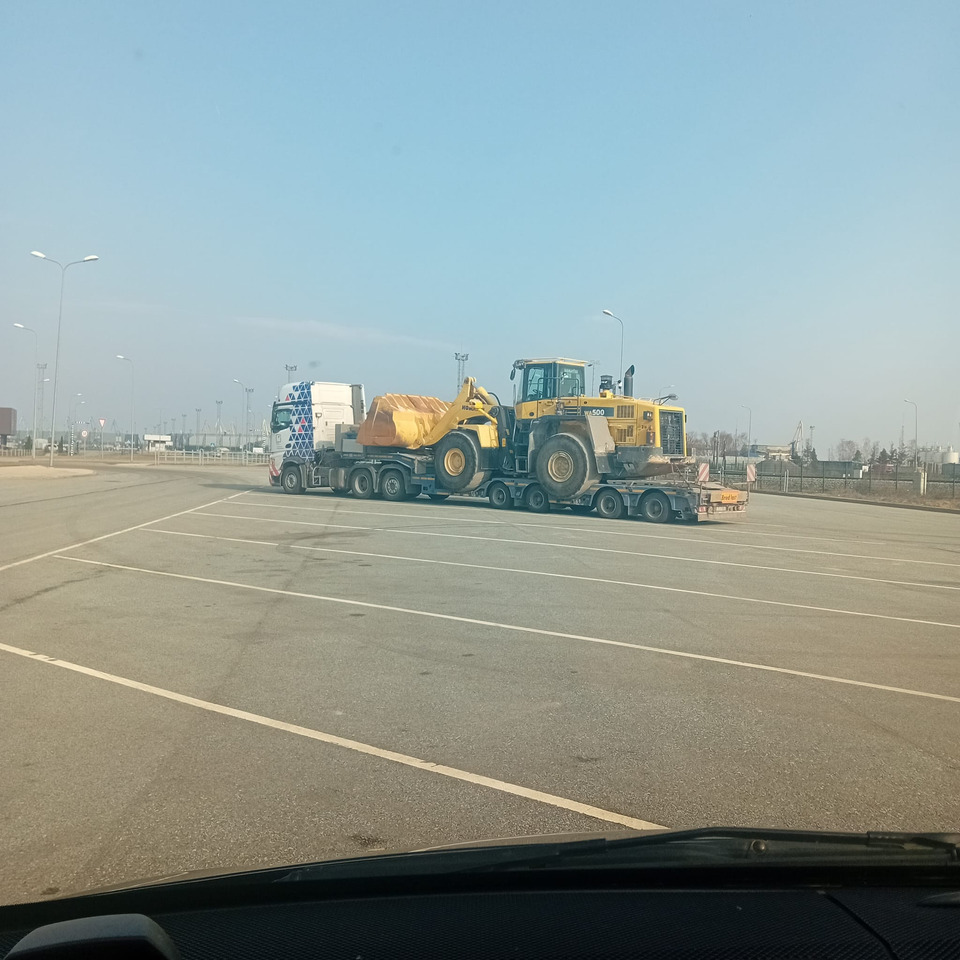 KOMATSU WA500 -6 - Gumikerekes homlokrakodó: 5 kép. KOMATSU WA500 -6 - Gumikerekes homlokrakodó: 5 kép.