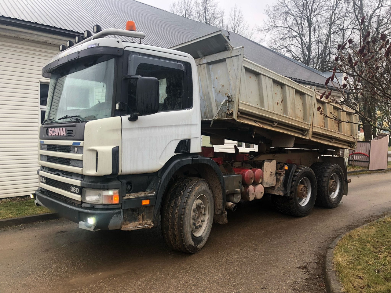 SCANIA 124C - Billenőplatós teherautó: 1 kép. SCANIA 124C - Billenőplatós teherautó: 1 kép.