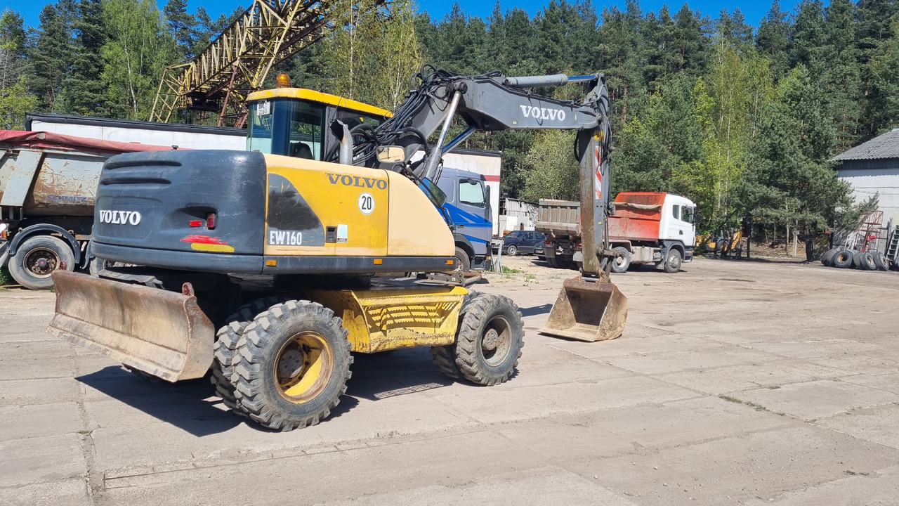 Volvo EW160 - Gumikerekes kotró: 4 kép. Volvo EW160 - Gumikerekes kotró: 4 kép.