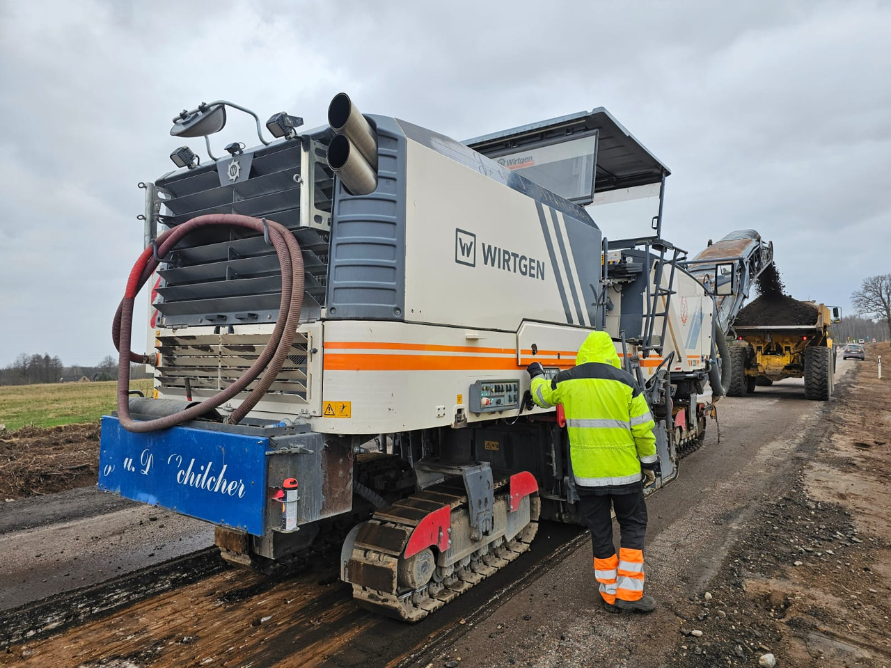 WIRTGEN W220 - Aszfaltmaró: 3 kép. WIRTGEN W220 - Aszfaltmaró: 3 kép.