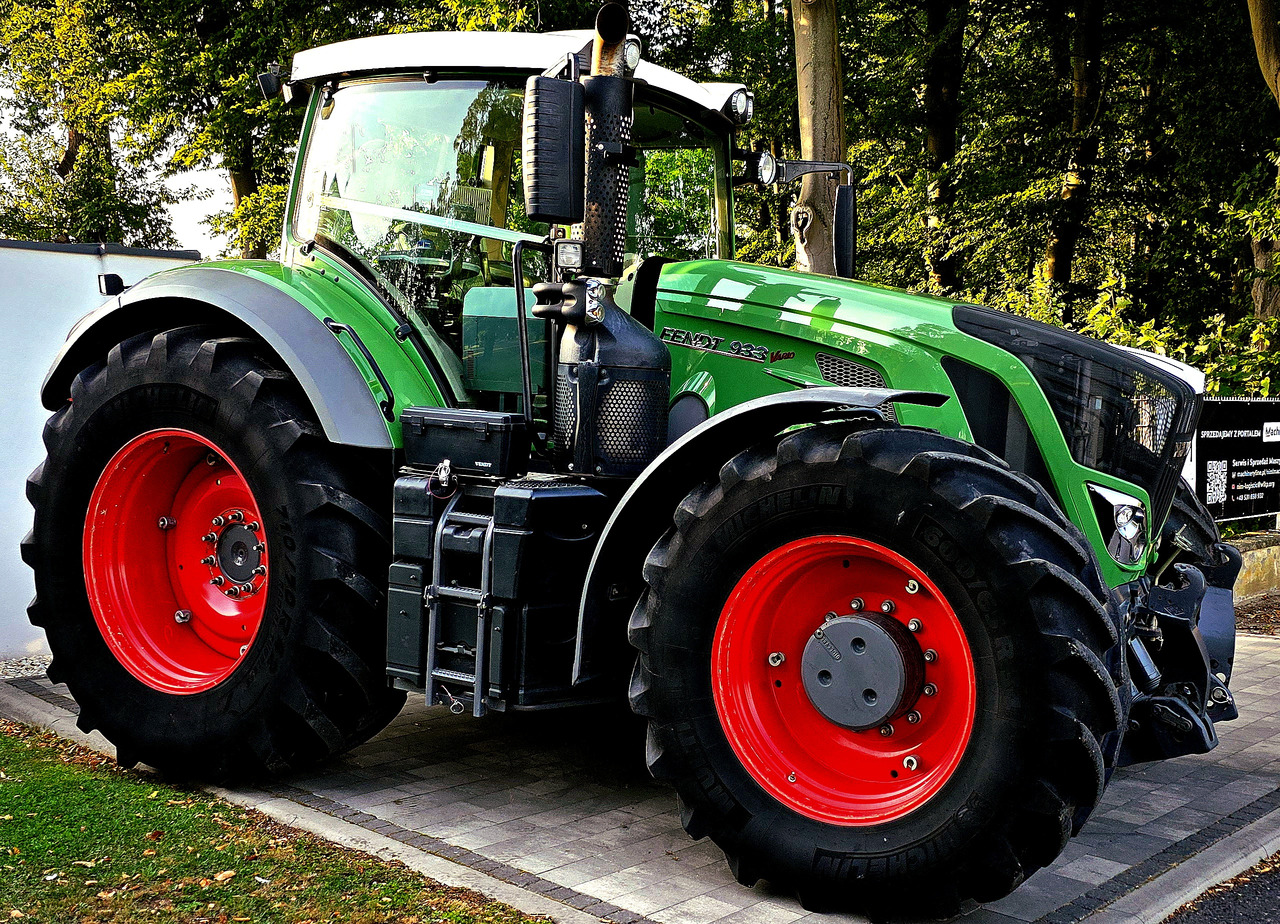 Fendt 933 S4 Profi Plus - Traktor: 2 kép. Fendt 933 S4 Profi Plus - Traktor: 2 kép.