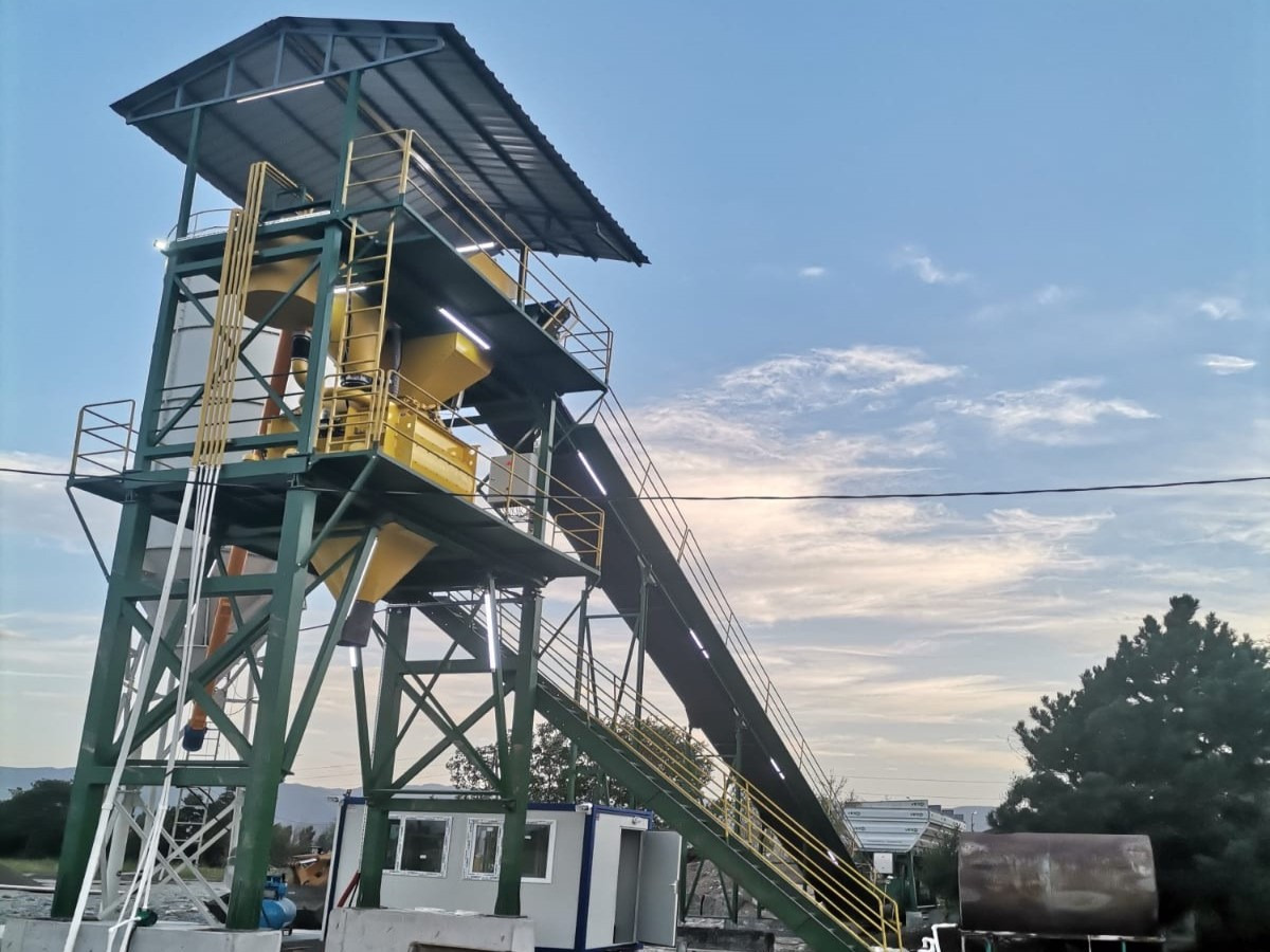 60 m³ Concrete Batching Plant - Betonüzem: 2 kép. 60 m³ Concrete Batching Plant - Betonüzem: 2 kép.