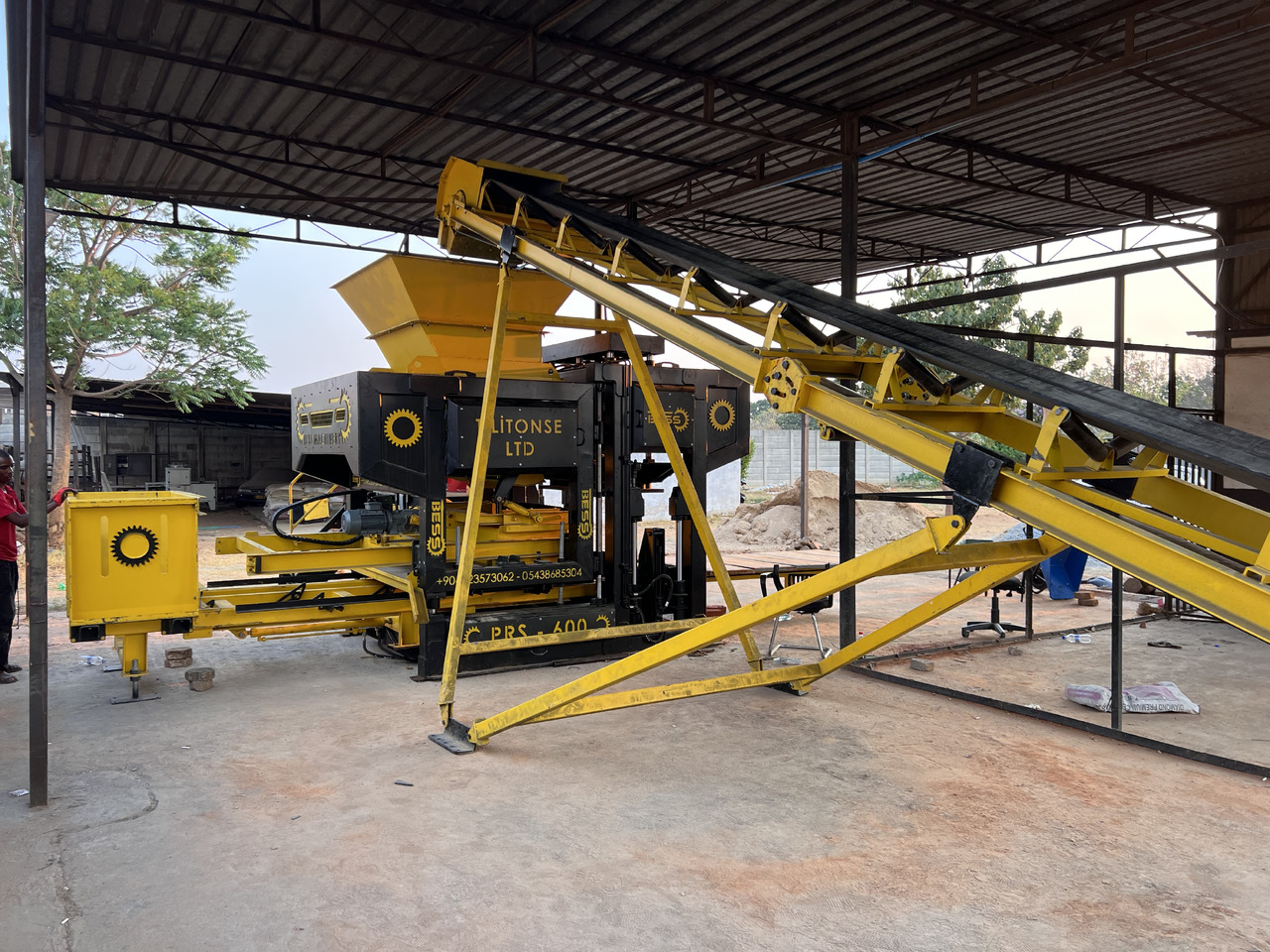 PRS-600 Semi-Automatic Concrete Block Machine - Betonelem gyártó gép: 3 kép. PRS-600 Semi-Automatic Concrete Block Machine - Betonelem gyártó gép: 3 kép.