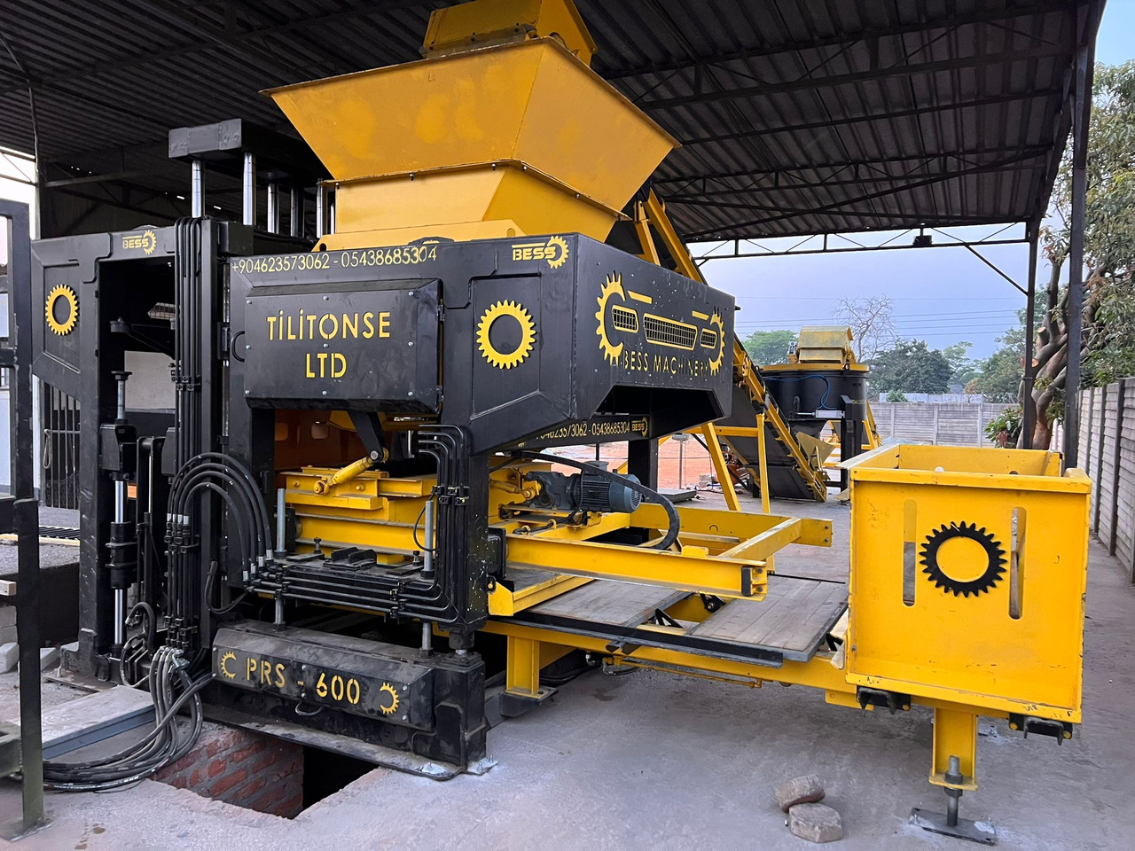 PRS-600 Semi-Automatic Concrete Block Machine - Betonelem gyártó gép: 4 kép. PRS-600 Semi-Automatic Concrete Block Machine - Betonelem gyártó gép: 4 kép.
