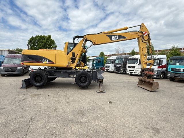 CAT M 322C - Gumikerekes kotró: 3 kép. CAT M 322C - Gumikerekes kotró: 3 kép.