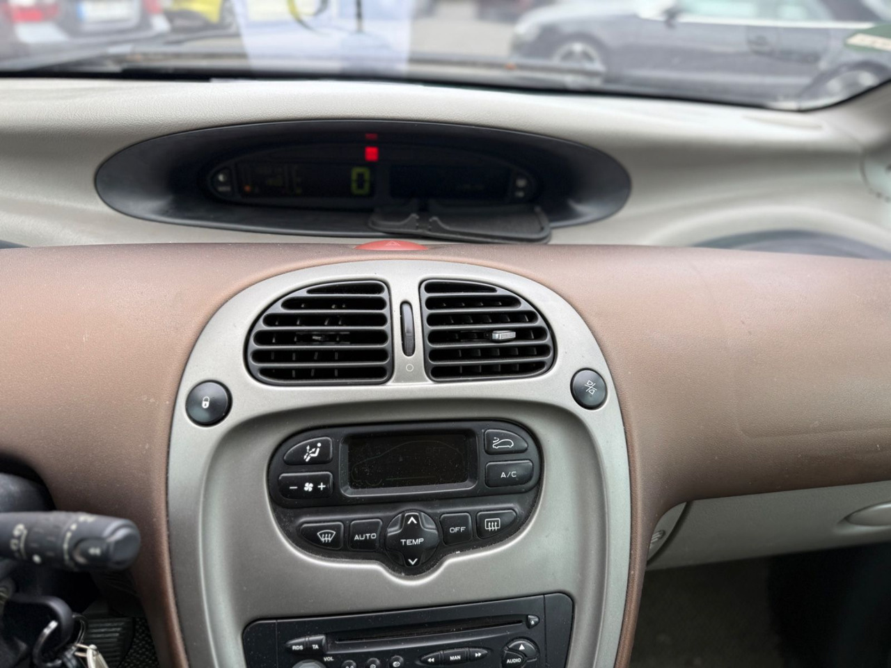 Szedán Citroën Xsara Picasso 1.8 16V Exclusive: 11 kép.