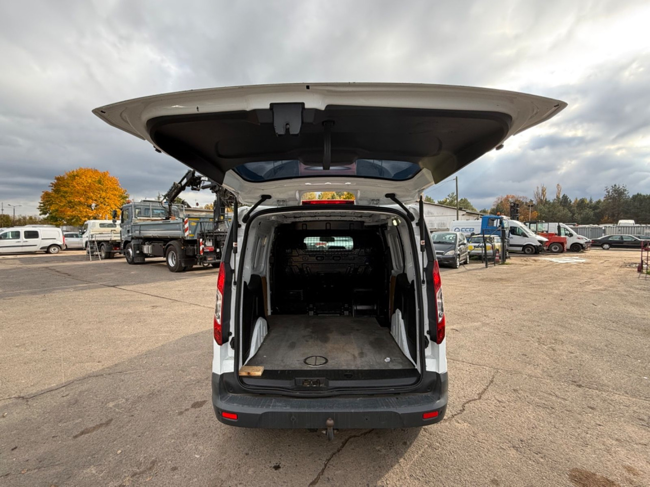 Kisbusz Ford Transit Connect Kasten Trend: 6 kép.