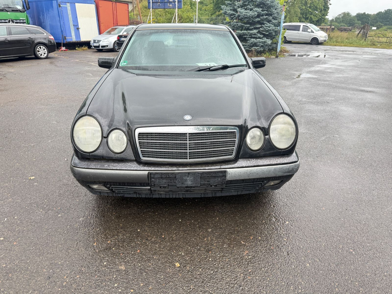Mercedes-Benz E 200 - Szedán: 2 kép. Mercedes-Benz E 200 - Szedán: 2 kép.