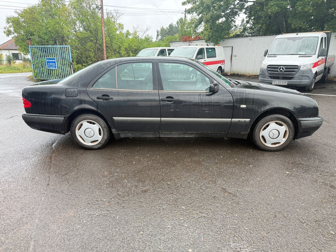 Mercedes-Benz E 200 - Szedán: 5 kép. Mercedes-Benz E 200 - Szedán: 5 kép.