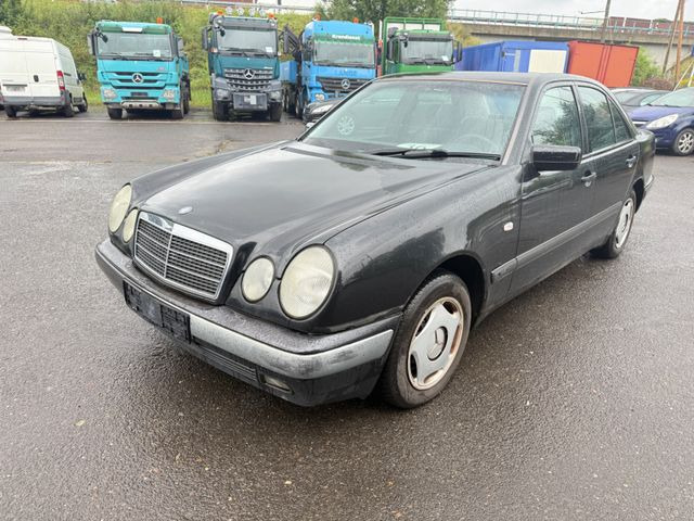 Mercedes-Benz E 200 - Szedán: 3 kép. Mercedes-Benz E 200 - Szedán: 3 kép.