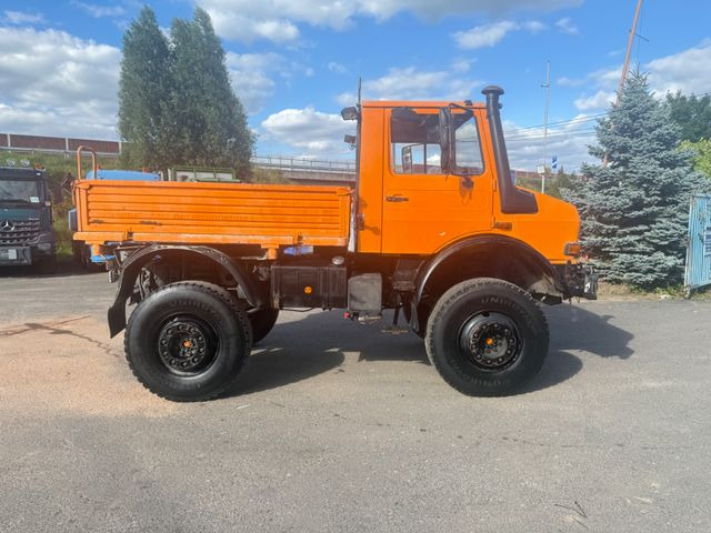Unimog 2100 4x4 - Platós teherautó: 5 kép. Unimog 2100 4x4 - Platós teherautó: 5 kép.
