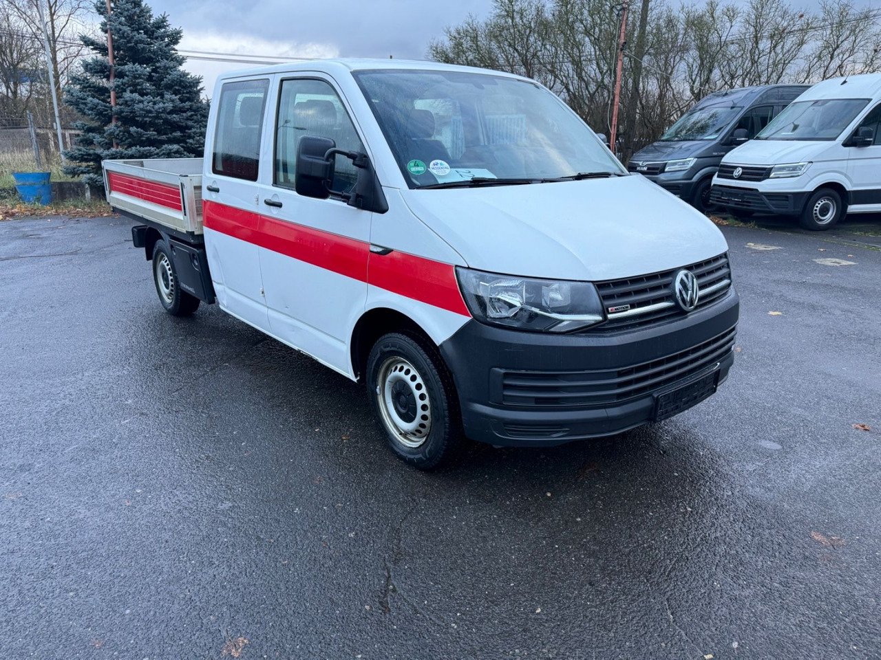 Volkswagen T6 Automatik Pritsche lang Doppelkabine - Platós kisteherautó: 1 kép. Volkswagen T6 Automatik Pritsche lang Doppelkabine - Platós kisteherautó: 1 kép.