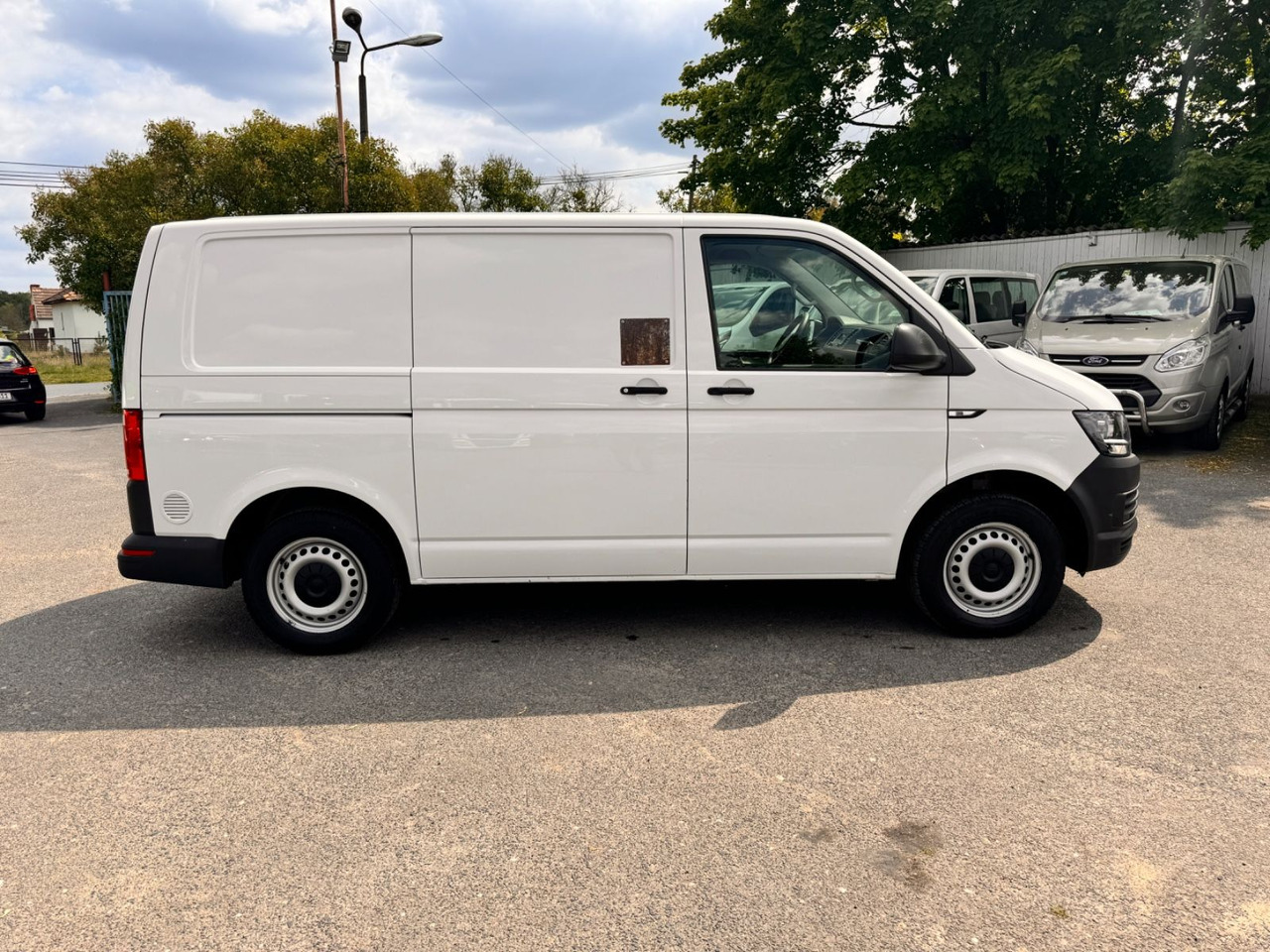 Volkswagen T6 Transporter 2.0 TDI 49 tkm - Kis furgon: 5 kép. Volkswagen T6 Transporter 2.0 TDI 49 tkm - Kis furgon: 5 kép.