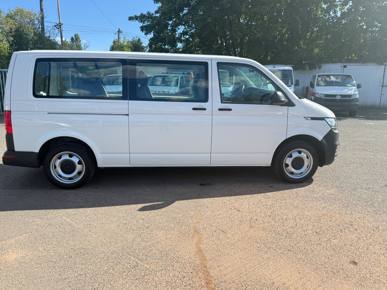 Volkswagen T6 Transporter Kombi lang 9 Sitzer - Kisbusz: 5 kép. Volkswagen T6 Transporter Kombi lang 9 Sitzer - Kisbusz: 5 kép.