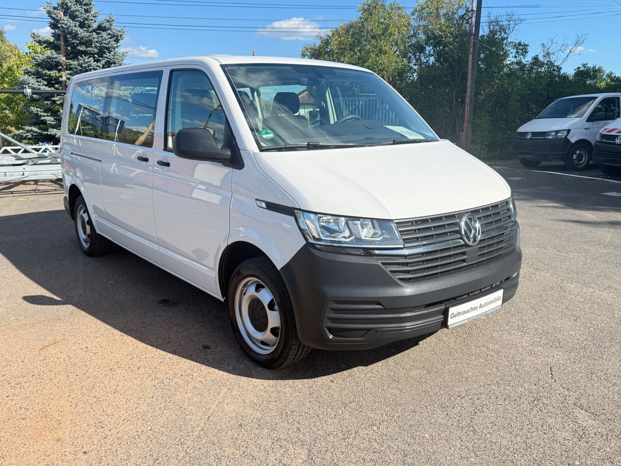 Volkswagen T6 Transporter Kombi lang 9 Sitzer - Kisbusz: 2 kép. Volkswagen T6 Transporter Kombi lang 9 Sitzer - Kisbusz: 2 kép.