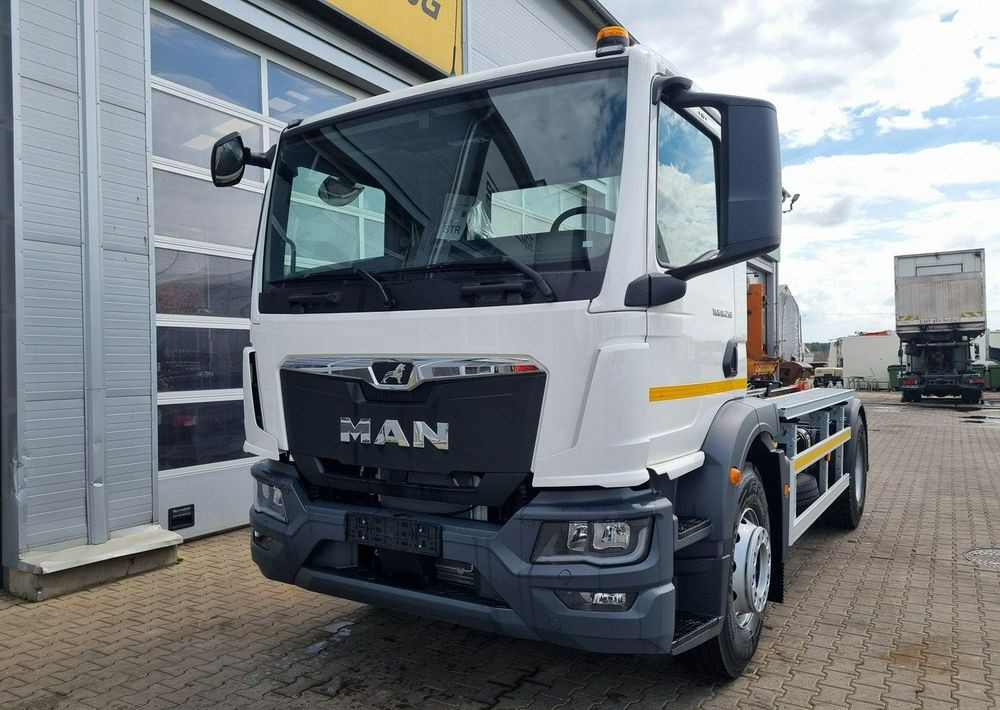 MAN TGM 18 250 - Szemetesautó: 2 kép. MAN TGM 18 250 - Szemetesautó: 2 kép.